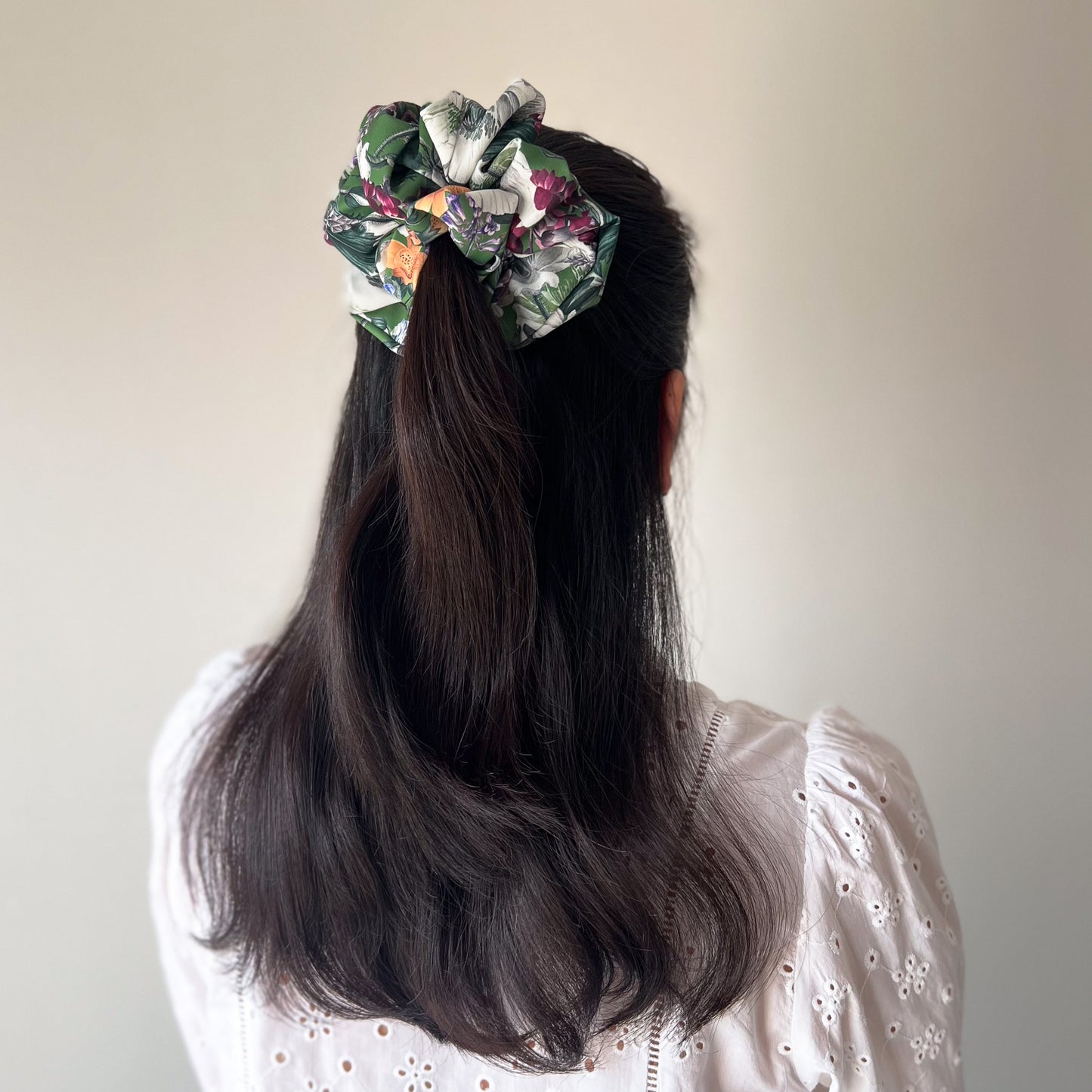 Scrunchies Anemone Flower ยางมัดผมลายดอกไม้สีเขียว ยางรัดผมลายดอกไม้ โดนัทรัดผม โดนัทมัดผม ยางรัดผมสวย ยางรัดผมรักษ์โลก เรียบหรู โก้เก๋